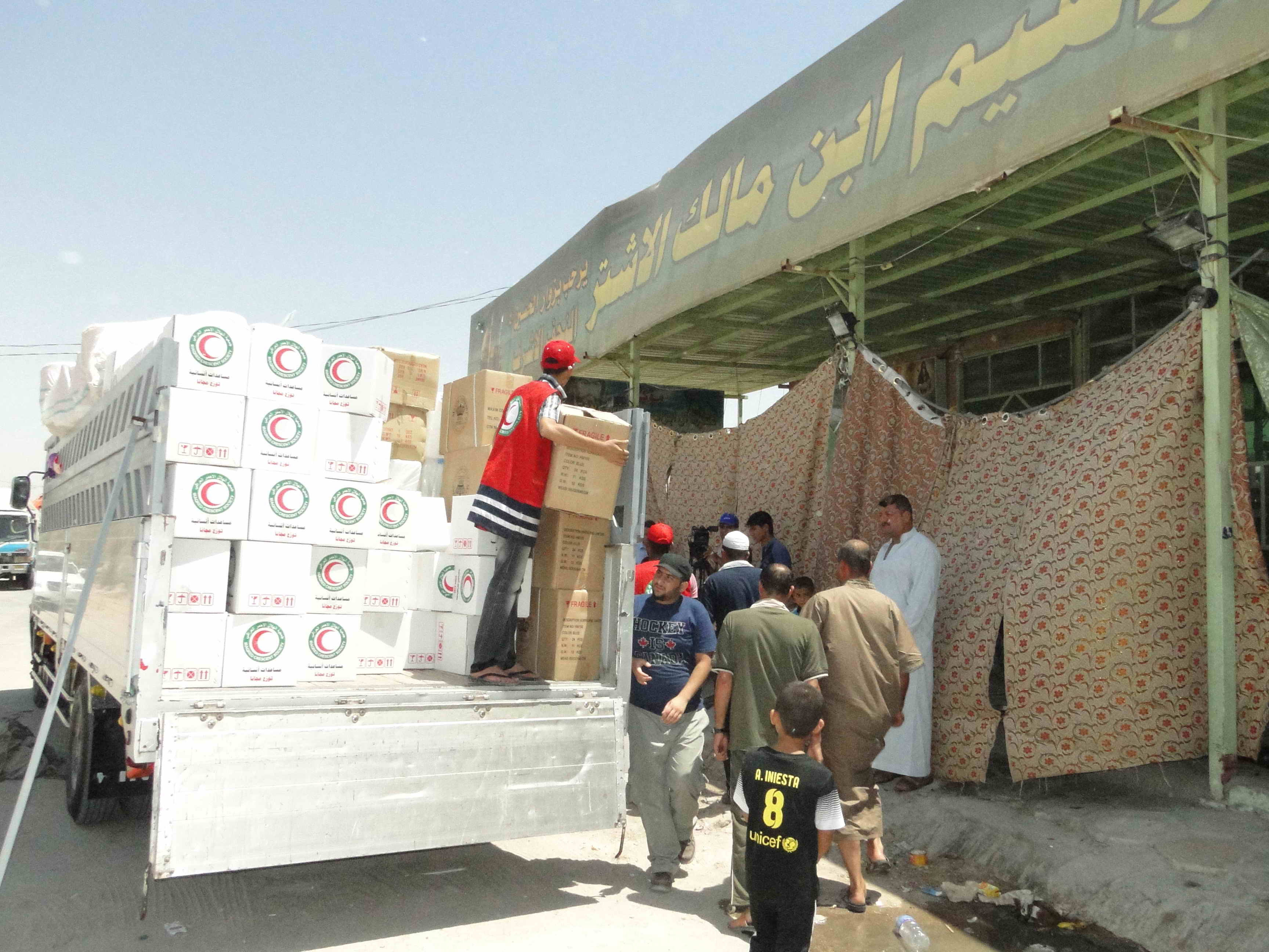 فرق الهلال الاحمر العراقي اثناء توزيع المساعدات الانسانية