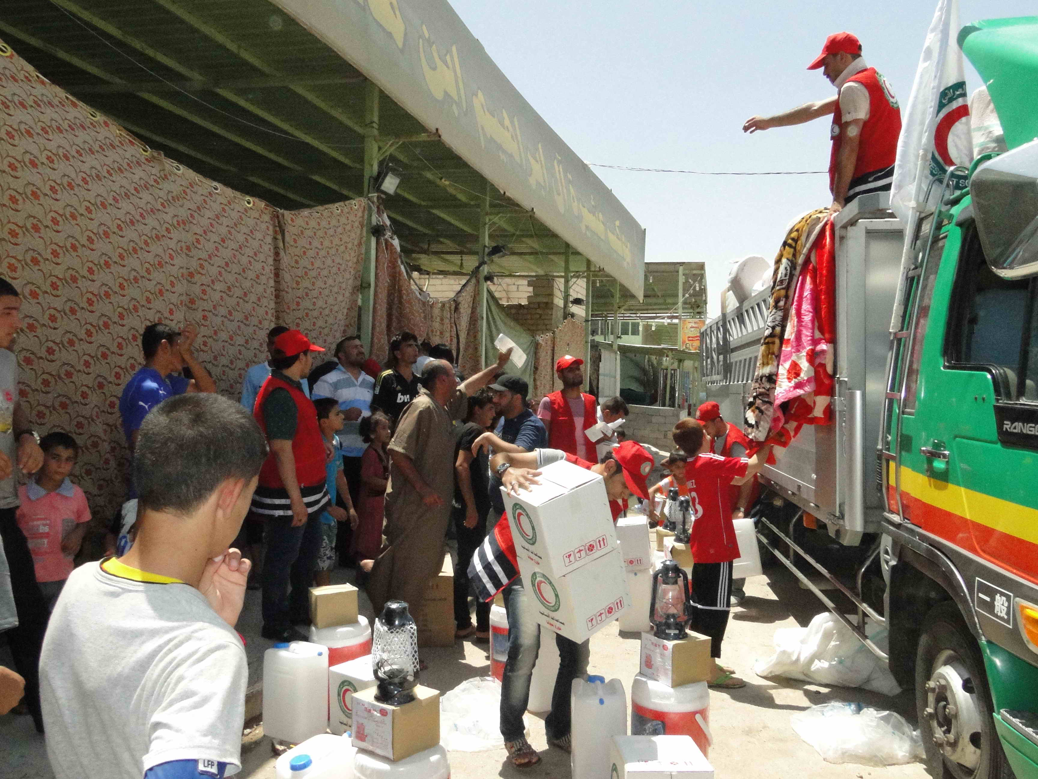فرق الهلال الاحمر العراقي مستمرة بتوزيع المساعدات الغذائية والاغاثية للعوائل النازحة