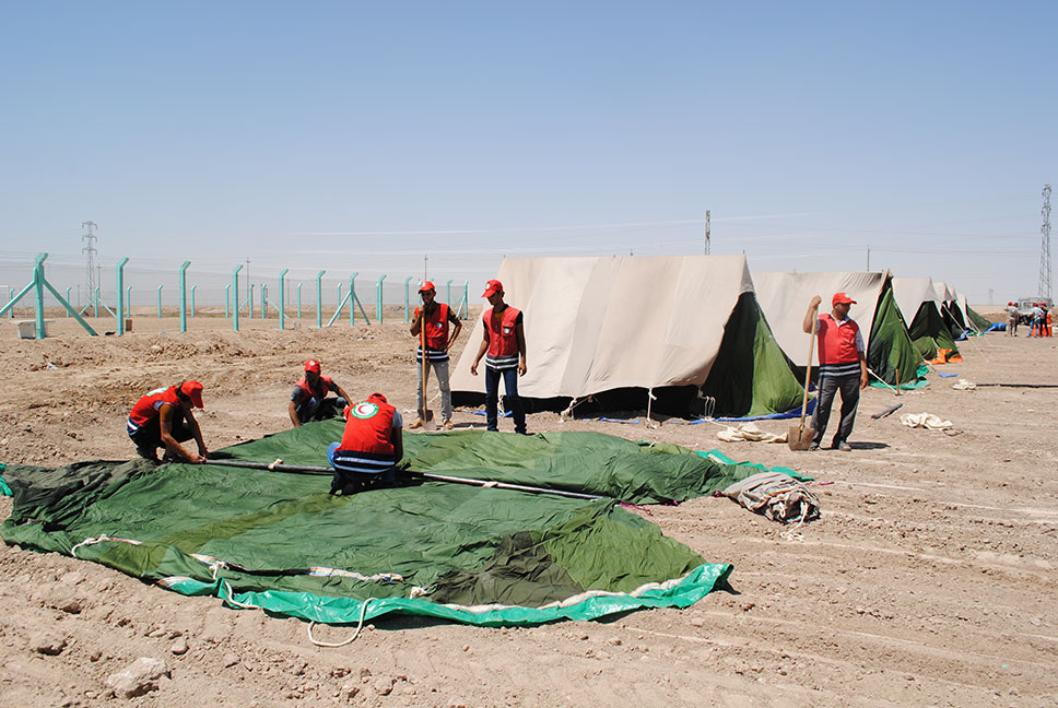 فرق الهلال الاحمر العراقي تقوم بنصب مخيمات لايواء النازحين